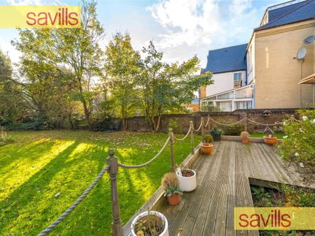 Wonderful two bedroom two bathroom apartment on the ground floor of a period property. - Photo 3