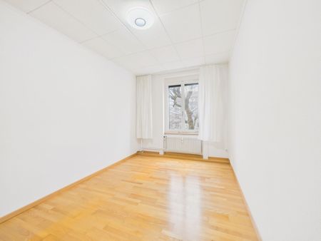 Centrally located 4.5-room apartment with 200 m2 large terrace + 18 m2 conservatory in St. Gallen - Photo 3