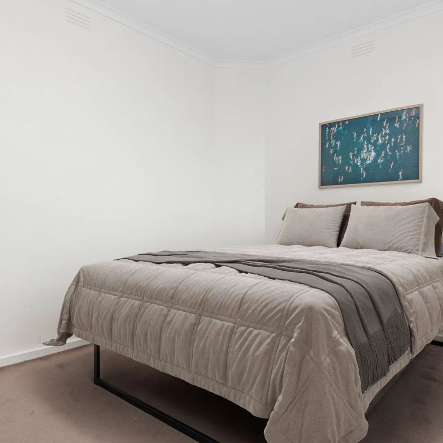 Light-Filled 2-Bedroom Apartment with Sunroom in Windsor - FURNISHED - Photo 1