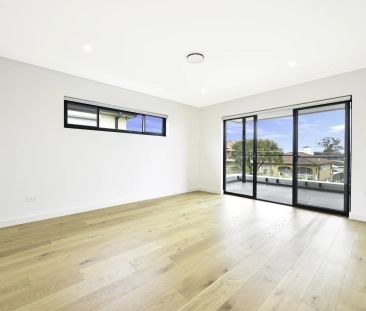 Family duplex epitomising urban luxury & minimalist design sophisti... - Photo 2