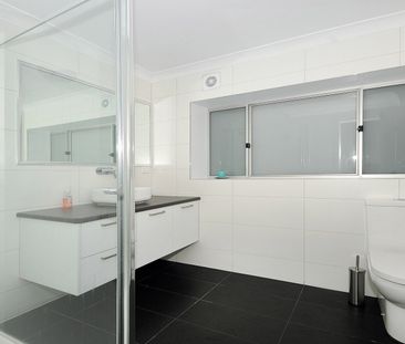 FAMILY HOME WITH DOUBLE GARAGE - Photo 4