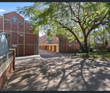 2 Bedroom Apartment in Convenient Yeronga Location - Photo 4