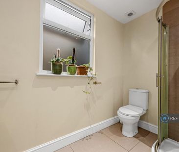 1 bedroom in a house share to rent - Photo 6