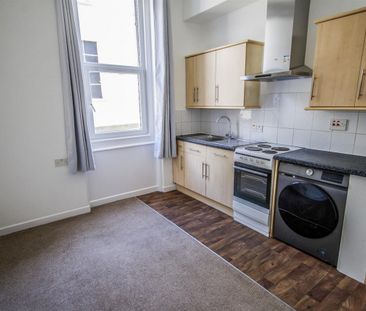 35 Long Street, Dursley - Photo 6