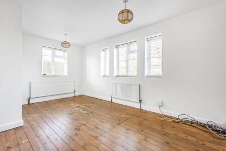 3 bedroom end of terrace house to rent - Photo 2