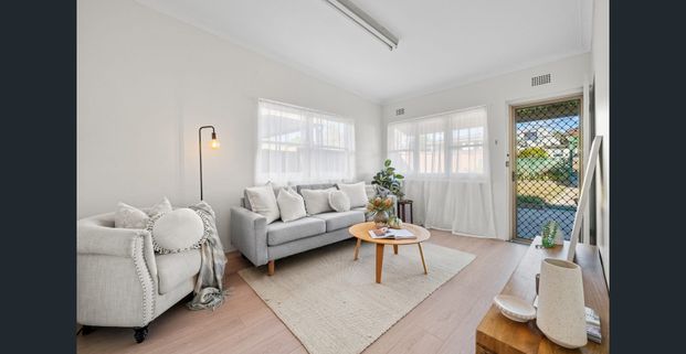 Updated and light filled Californian bungalow - Photo 1