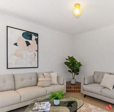 THREE BEDROOM ONE BATHROOM VILLA IN EAST VIC PARK! - Photo 2