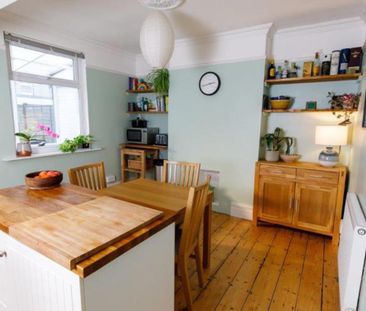 A MUST SEE! A lovely three bedroom family home set just off the Hig... - Photo 5
