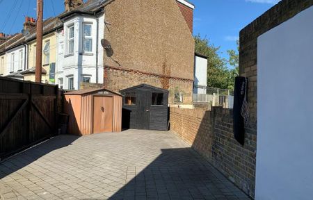 3 bedroom end of terrace house to rent - Photo 2