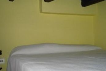 Trastevere-Terrace: 45sqm. Charming studio loft. Entrance, living room, separate kitchen, renovated bath, sleeping loft, large private terrace. Sunny, silent. Ref. 692