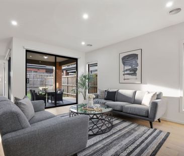 Spacious & Immaculately Presented Near New Low maintenance Family Home - Photo 3