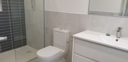 ULTRA MODERN LUXURY 4 BEDROOM TOWNHOUSE with DUCTED AIR-CON - Photo 5