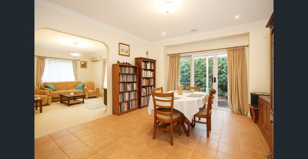 Close to everything - Photo 1