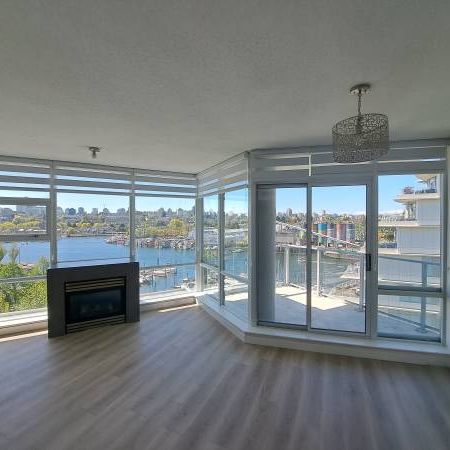 Stunning Oceanfront Condo in Yaletown 2 Bed + 2 Bath + Den - Photo 1