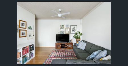 Bright & Refreshed Two Bedroom Apartment - Photo 5