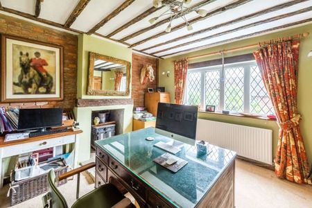 A charming character family home tucked away on the edge of Speldhurst village. - Photo 2