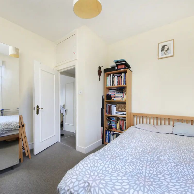 2 bedroom flat in Clapham - Photo 1