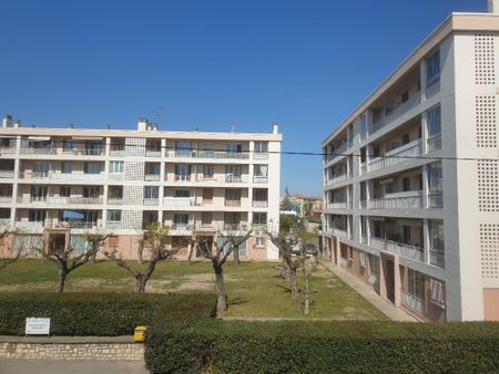 NIMES - PROCHE HOTEL DE POLICE - APPARTEMENT T3 55.40 m2 AVEC BALCON ET CAVE - Photo 2