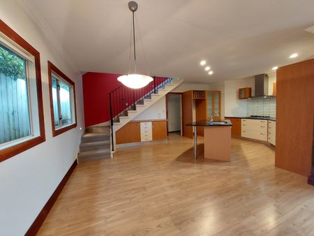 Spacious & Modern Two-Level Family Home – 4 Bedrooms, 2 Bathrooms, Double Garage - Otumoetai - Photo 3