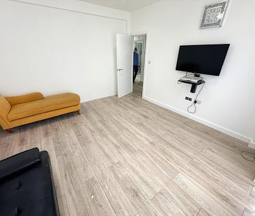 4 bedroom semi-detached house to rent - Photo 2