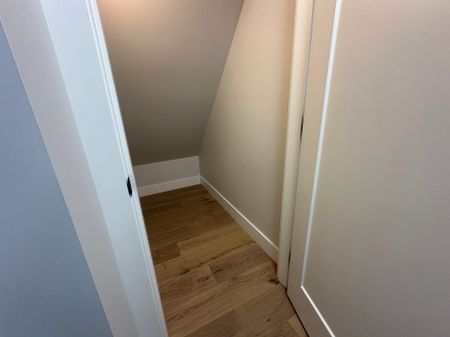 Delta Coach House – Brand New, Private Entry, Great Location - Photo 4