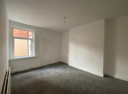 2 bedroom ground floor flat to rent - Photo 3