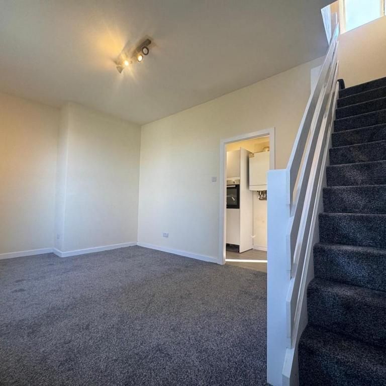 2 bedroom end of terrace house to rent - Photo 1