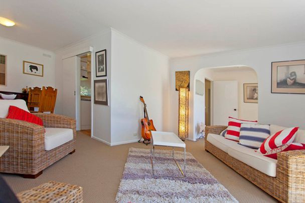 COMFORTABLE FAMiLY LiViNG iN CONVENiENT LOCATiON - Photo 1