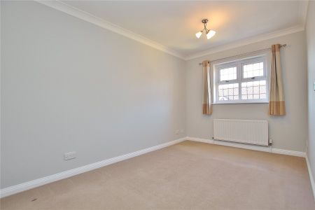 Lorne Gardens, Woking - 2 bedrooms Property for lettings - Seymours - Photo 3