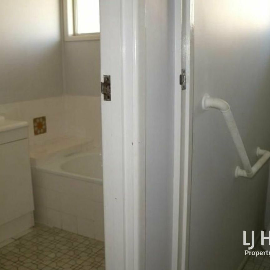SPACIOUS THREE-BEDROOM HOME WITH AIR CONDITIONING & SIDE ACCESS - Photo 1