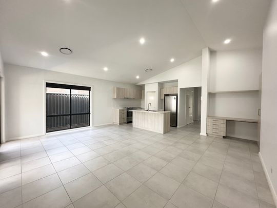 Stylish & Spacious Family Home - Photo 1