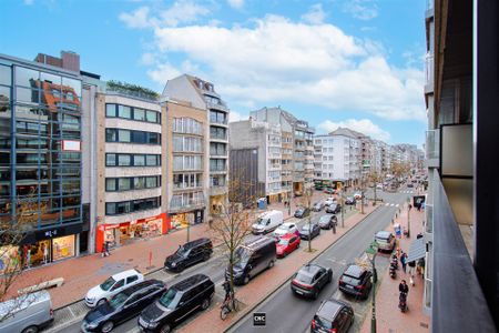 Gemeubeld appartement met 2 slaapkamers in het centrum van Knokke. Met autostandplaats in het gebouw. - Photo 4