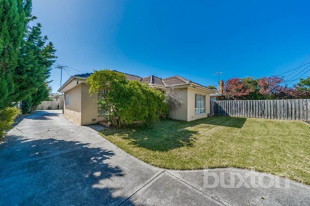 FRESHLY PAINTED TWO BEDROOM HOME WITH BRAND NEW CARPET IN HUNTINGDALE!!!! - Photo 1