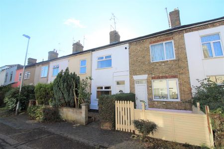 4 bedroom terraced house to rent - Photo 5