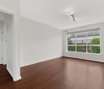 Renovated Two-Bedroom Gem in the Heart of Essendon - Photo 5