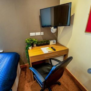 1 bedroom in a flat share to rent - Photo 3