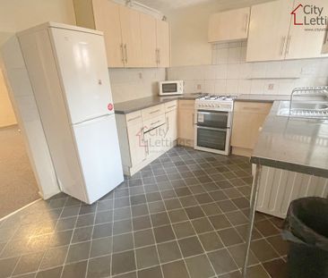 2 Bedroom Mid Terraced House - Photo 4
