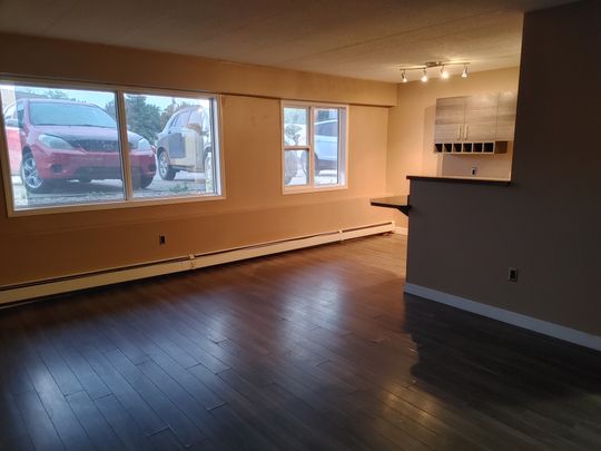 405 LORNE ST N 2 BEDS - Photo 1