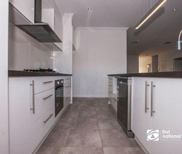 SPACIOUS 5 BEDROOM MODERN HOME IN SOUGHT AFTER AREA OF THORNLANDS -... - Photo 4