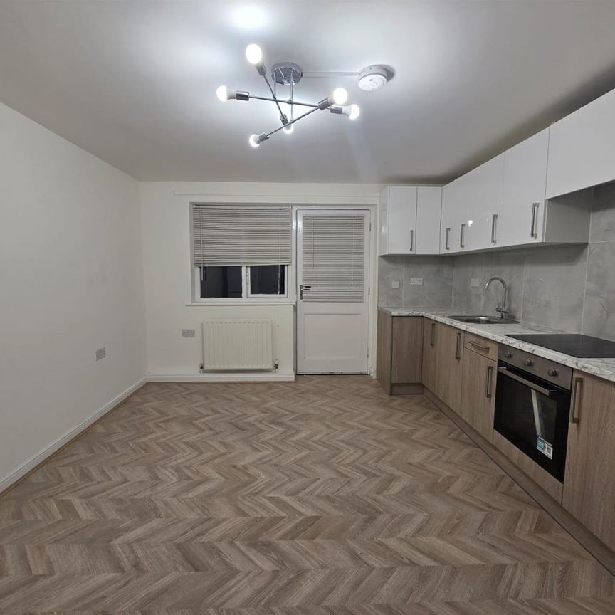 Pond Lees Close, Dagenham RM10, London - Photo 1