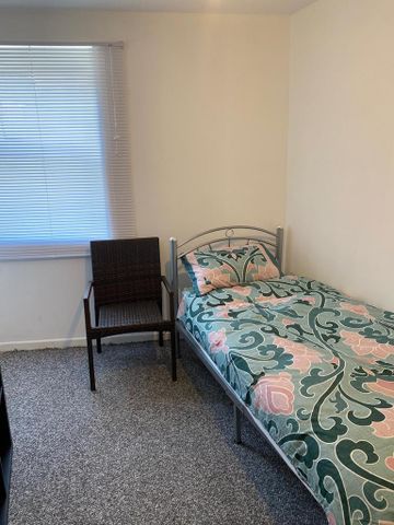 1 bedroom in a flat share to rent - Photo 2