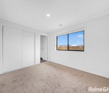 27 Flag Boulevard, Tarneit, VIC 3029 - Photo 5