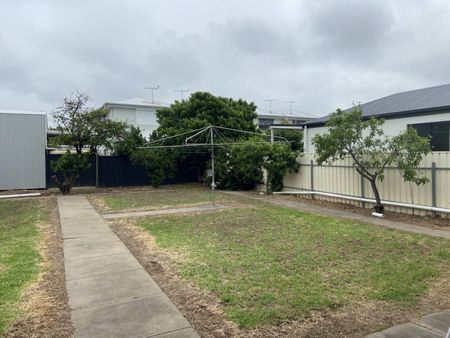 4 Bedrooms, 2 Bathrooms House for rent - Photo 2