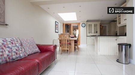 Attic room to rent in 5-bedroom house in Rathgar, Dublin - Photo 5