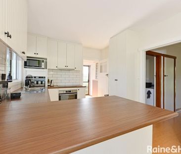 Comfortable family home in Geilston Bay - Photo 6