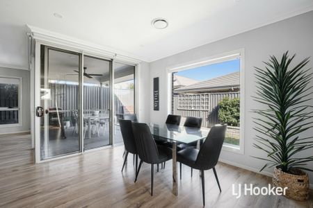 Beautiful 4 Bedroom Home in Fantastic Location! - Photo 3