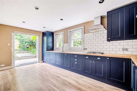 A delightful family home moments from Brandlehow school well situated for East Putney station as well and Wandsworth Park and the river beyond. - Photo 4