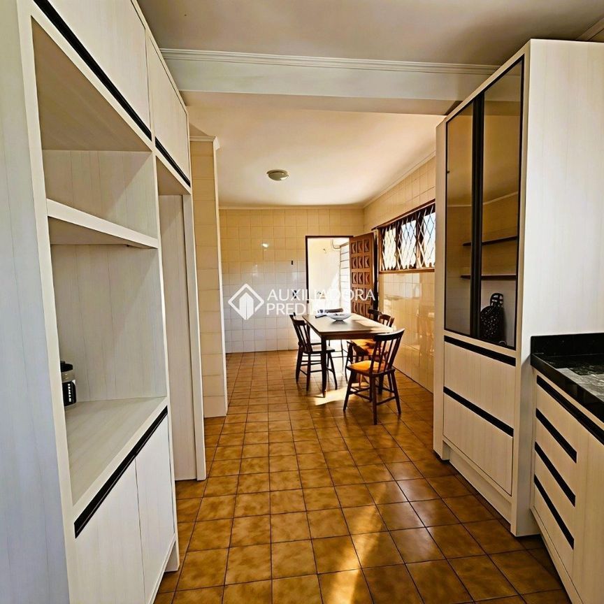 Casa com 4 quartos e 266m² para alugar em Vila João Pessoa, Porto Alegre. - Foto 1