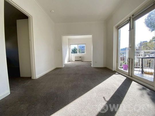 Light and airy top floor apartment with city views - Photo 1