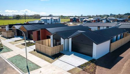 Brand New Modern Family Home – Be the First to Move In! - Photo 5